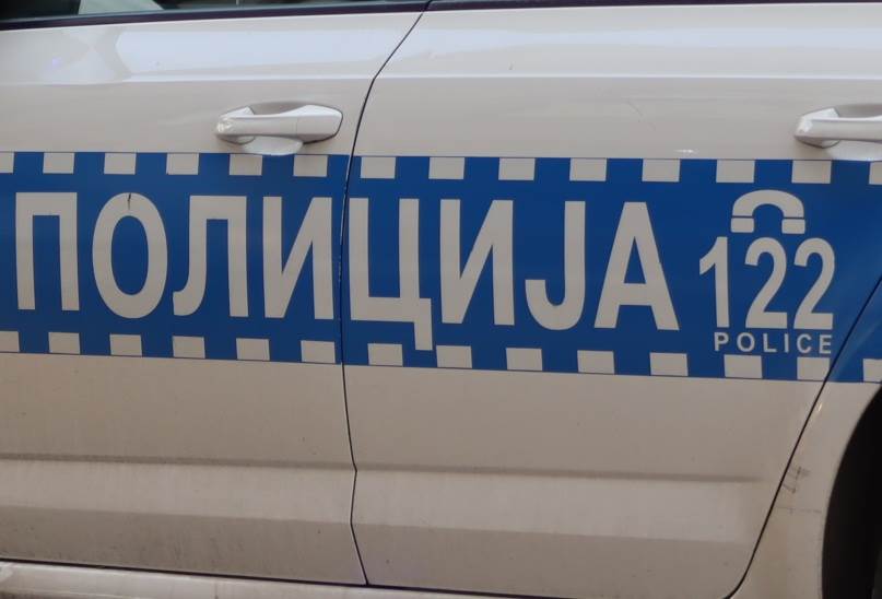 mladić iz Laktaša prijavio policiji snimak bijelo policijsko auto sa boka piše policija na ćirilici preko dvoje vrata plavo bijeli natpis