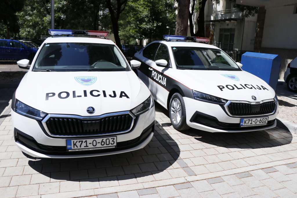 straha i nesigurnosti dva policijska automobila sa oznakama