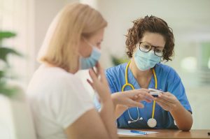 post-COVID doktorica sa maskom mjerizasićenost kisikom pacijentici