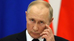 Putin se nada hladnoći ruski predsjednik Vladimir Putin drži ruku na licu