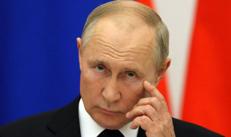 Putin se nada hladnoći ruski predsjednik Vladimir Putin drži ruku na licu