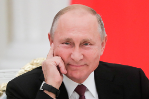Putin se šali Vladimir Putin se smije i drži ruku na licu