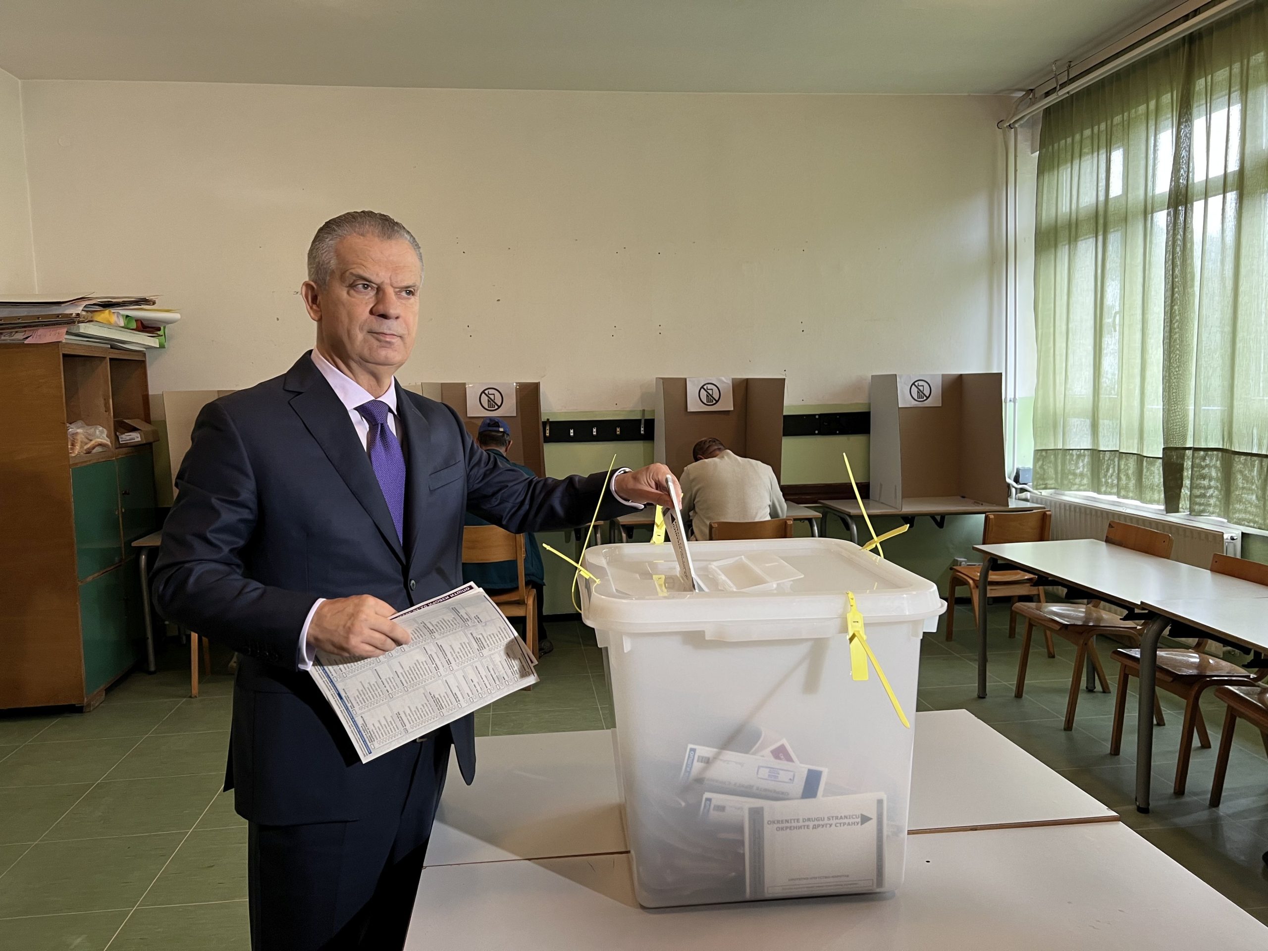 Predsjednik SBB-a Fahrudin Radončić na glasanju: Tvrdi da je SBB pokraden na Općim izborima