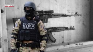 Pripadnik SIPA-e i puške koje su pronađene u pretresu na Sokocu