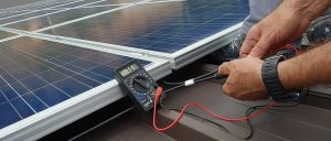 Njemačka firma traži radnike u BiH radnik postavlja solarni plavi panel ruke