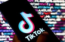 TikTok postaje izvor vijesti tiktok na mobiteli u pozadini slova