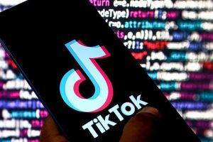 TikTok postaje izvor vijesti tiktok na mobiteli u pozadini slova