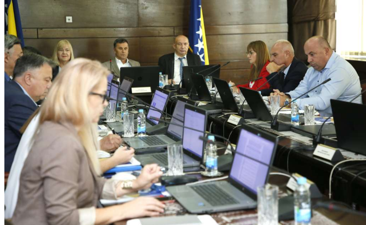 Vlade FBiH kadrovska rješenja premijer i ministri FBiH sjede za stolom na sjednici smeđa podloga