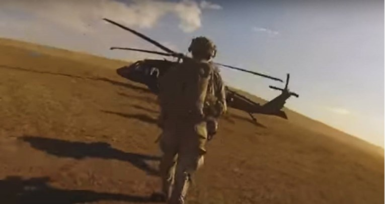 Vrišteći orlovi američki vojnik ide ka vojnom helikopteru