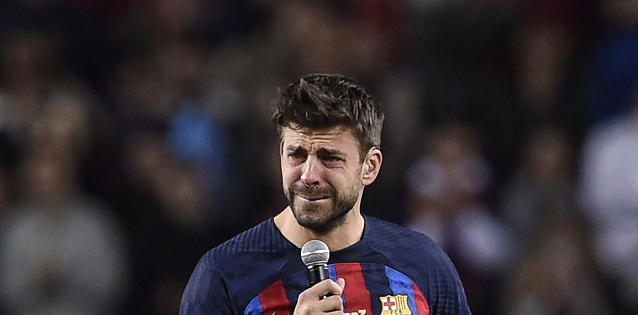 oproštaj Gerarda Piquea pred 90.000 ljudi na stadionu Camp Nou PIque u dresu Barcelone plavo bordo na pruge drži mikrofon i plače na terenu iza publika na tribinama noćna fotografija