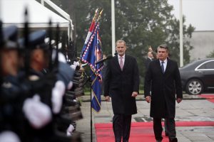 Španski kralj Filip VI. na slici lijevo u tamnom odijelu i kaputu bijela košulja Zoran Milanović desno u tamnom odijelu u crnom kaputu lijevo skroz Hrvatska vojska stoji u špaliru zastave Hrvatske i Španije crveni tepih