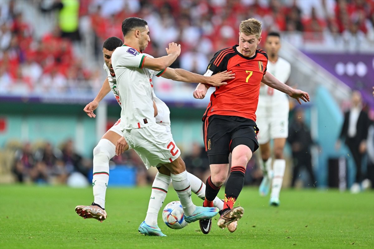 Maroko savladao Belgiju na terenu igrači Maroka u bijelim dresovima i Belgijanac u crveno crnom borba za loptu iza navijači pune tribine dan