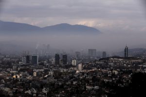 epizoda Pripravnost slika Sarajeva sa okolnog brda zgrade i kuće u polutami iznad vrelika količina smoga dan a polumrak sivilo u daljini se naziru brda