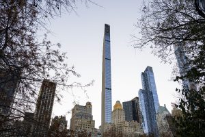 najtanji neboder na svijetu ulica u New Yorku ističe se visoka tanka zgrada lijevo i desno drveće dan nebo bez oblaka