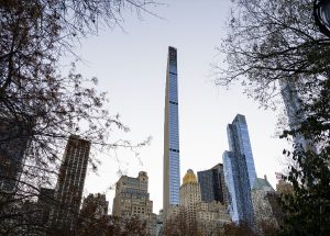 najtanji neboder na svijetu ulica u New Yorku ističe se visoka tanka zgrada lijevo i desno drveće dan nebo bez oblaka