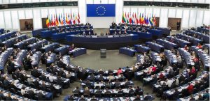 Internet stranica Evropskog parlamenta pod cyber napadom sjednica evropskog parlamenta zastupnici za stolovima koji su poredani u polukrug ispred predsjedavajući i zamjenici iza njih zastava EU a pored zastave ostalih zemalja ogromna prostorija