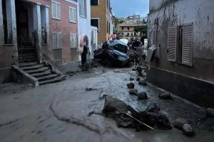 Tragedija u Italiji klizište blatnjava ulica automobil zaglavljen između kuća stare oronule kuće stepenice na ulazu oblačno