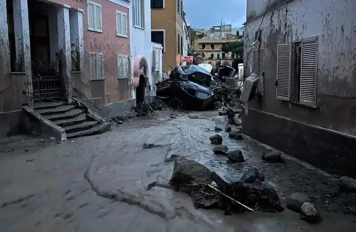Tragedija u Italiji klizište blatnjava ulica automobil zaglavljen između kuća stare oronule kuće stepenice na ulazu oblačno