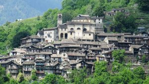 Odsječeni od ostatka Italije selo Monteviasco u Lombardiji kuće nakrcane jedna na drugu u brdu okolo drveće zeleno kuće sa sivim krovom djeluju staro vedar dan