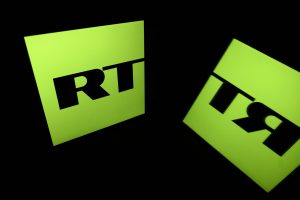 Russia Today zeleni logo na crnoj podlozi