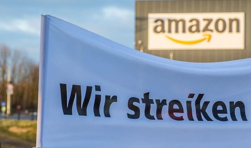 Radnici Amazona natpis na bijelom štrajk ispred amazona