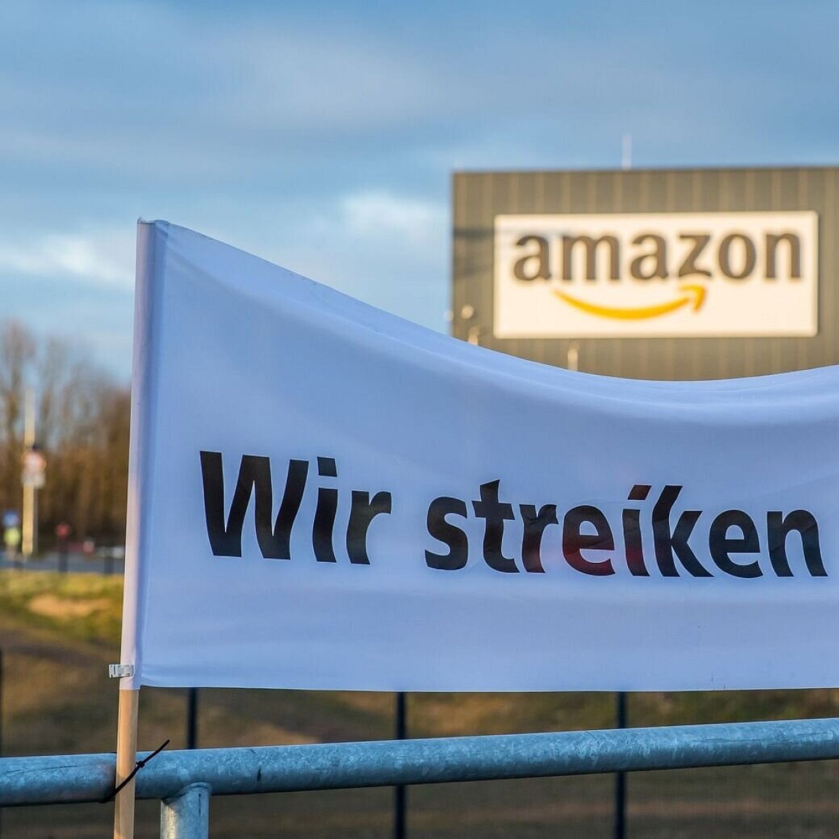 Radnici Amazona natpis na bijelom štrajk ispred amazona