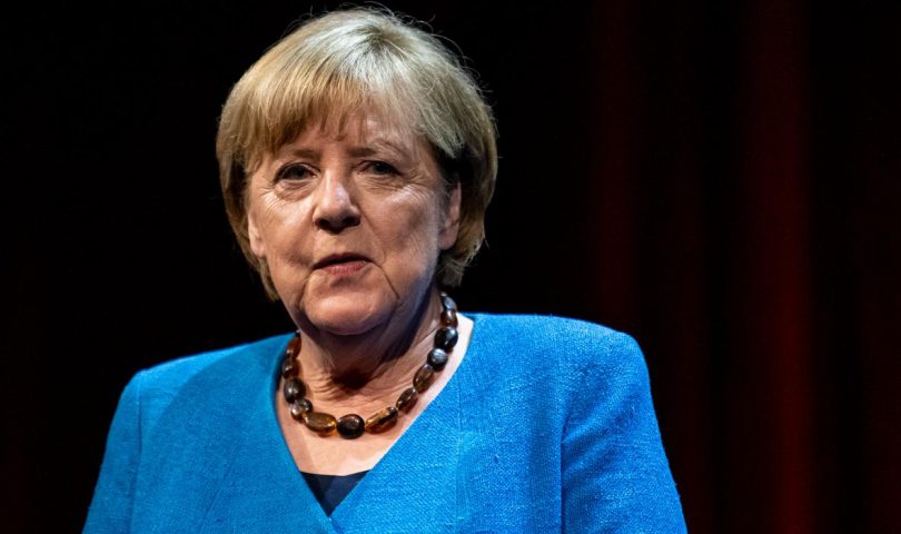 Većina Nijemaca ne želi ponovo Angelu Merkel za kancelara Angela Merkel u plavom sakou viri crna majica smeđa ogrlica od kamenčića kratka plava kosa iza crna pozadina