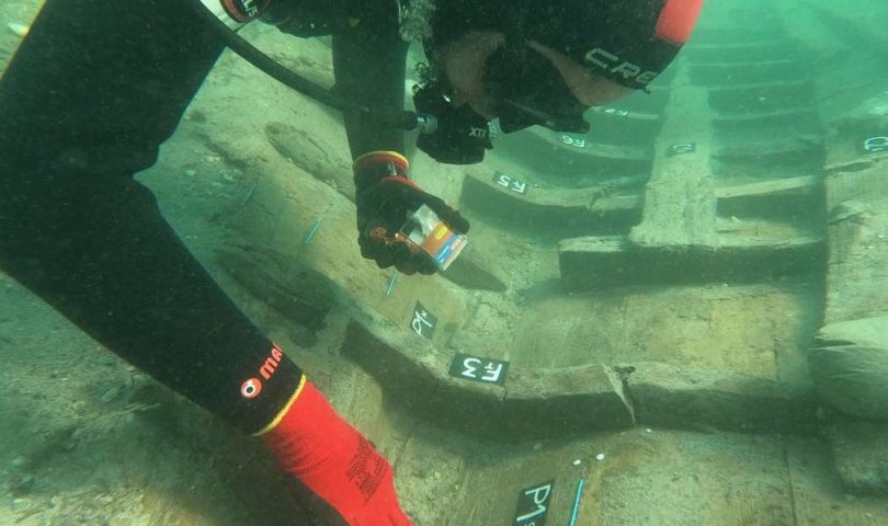 u Dalmaciji otkrili brod roniolac na morskom dnu u crnom ronilačkom odijelu sa crvenim detaljima na glavi i rukama označava brojem detalje broda voda bistra