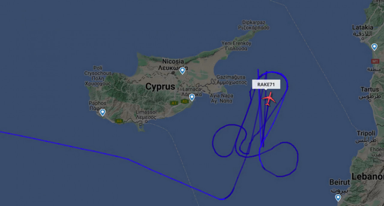 Provokacija američkog aviona putanja aviona iscrtana pčavom bojom na karti na kojoj se vidi Kipar i more koje ga okružuje ucrtana mjesta na Kipru Nikozija Aya Napa Larnaca putanja u obliku penisa