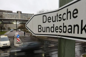 Bundesbank ulaz u njemačku Bundesbanku znak na kojem piše Bundesbank bijeli u pozadini zgrada banke kišni dan ispred bijeli automobil taksi dan