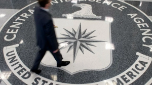 špijunski rat u Evropi pojačan dužinom trajanja sukoba u Ukrajini CIA ima poruku za Ruse sjedište CIA-e logo na sredini prostorije veliki muškarac u tamnom odijelu hoda preko njega
