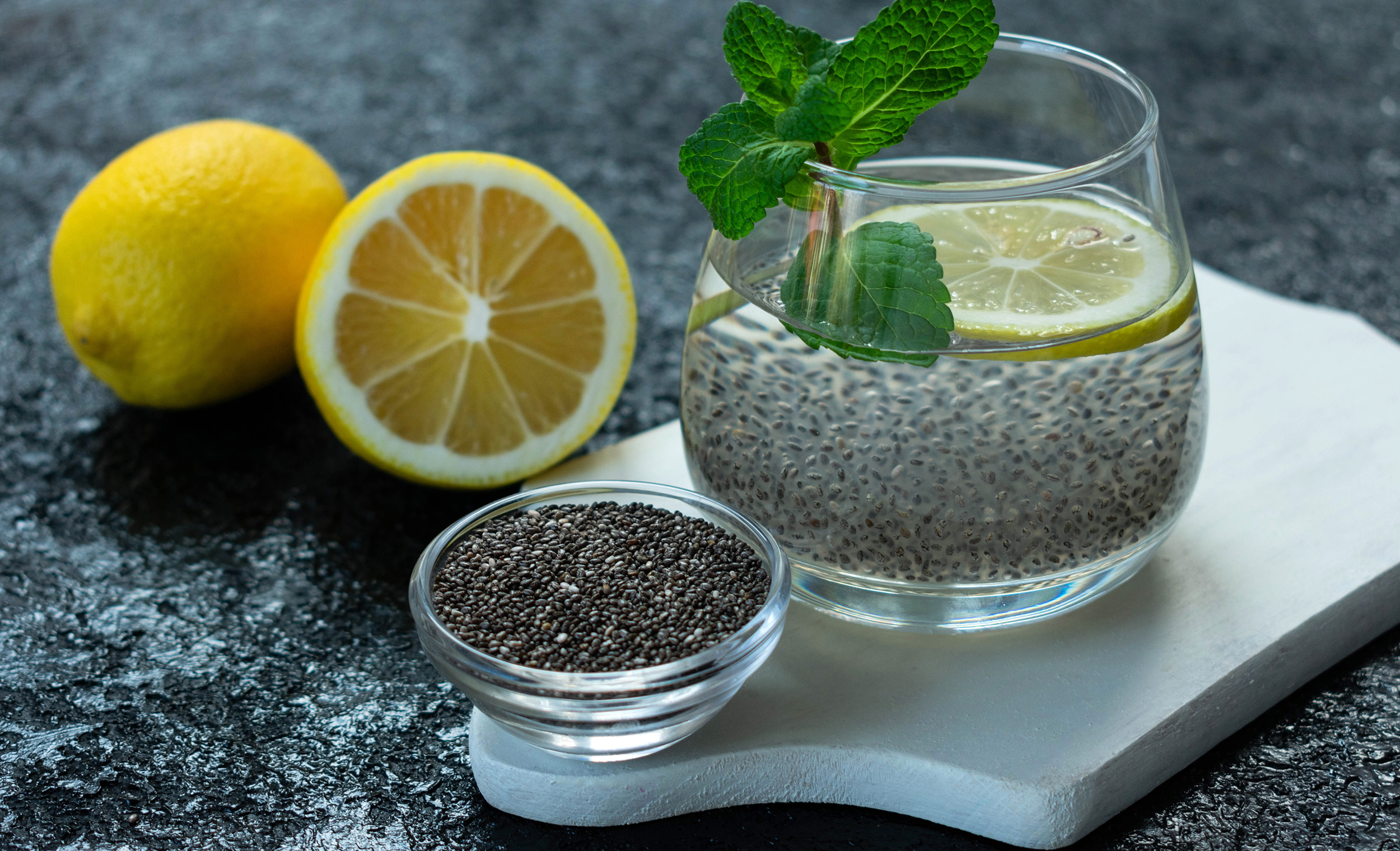 Kako skinuti masnoće sa stomaka chia sjemenke voda limun na sivoj podlozi