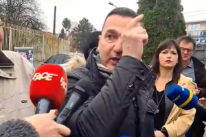 Dragičević ispred Zgrade SUda BiH ljut maše rukama novinari ispred mikrofon crveni Face TV drvo iza dan