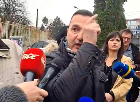 Dragičević ispred Zgrade SUda BiH ljut maše rukama novinari ispred mikrofon crveni Face TV drvo iza dan