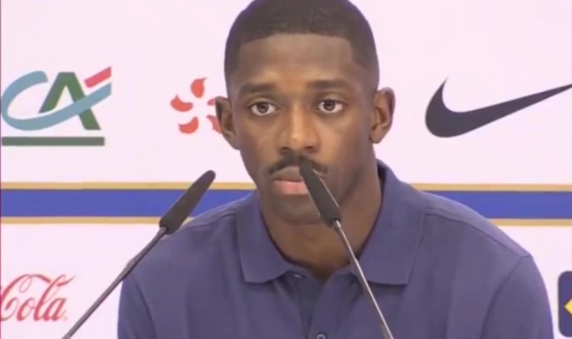 reakcija Dembelea na rezultat utakmice Njemačka Japan Dembele na pressici ispred mikrofoni plava majica iza njena plakat sa reklamama Nike znak