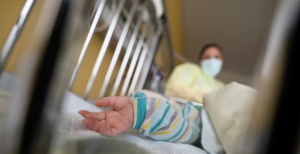 bolnice pune djece dijete u bolnici leži ruka