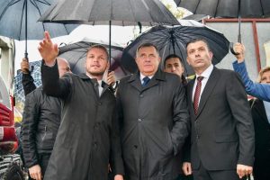 Vukanovič oštro o Stanivukoviću Draško Stanivuković Milorad Dodik Mladen Ilić stoje ispod kišobrana i pričaju gledaju u daljinu u mantilima pada kiša dnevna fotka