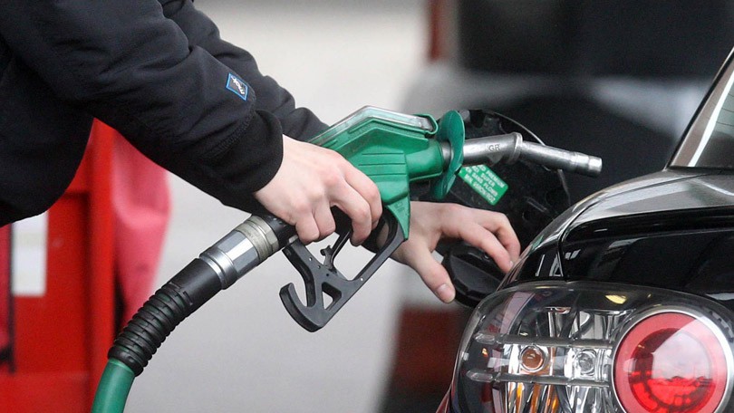 benzinska pumpa muškarac sipa gorivo u automobil