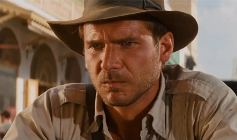 Harrisona Forda podmladili za novu ulogu uz pomoć računara Harrison Ford na slici vide se ramena u sceni iz Indiana Jonesa šešir kaki košulja