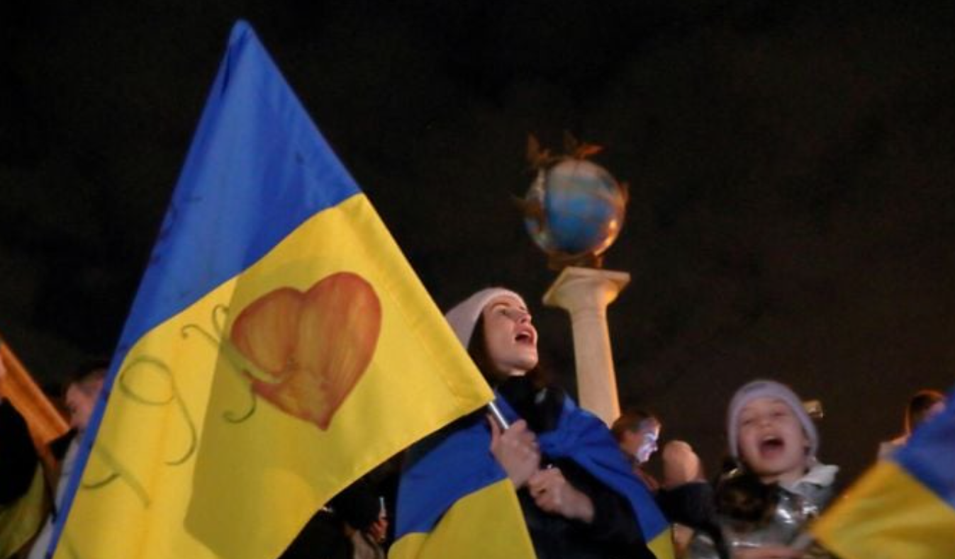 prijelomni trenutak za Ukrajinu ukrajinci sa zastavama slave oslobađanje hersona