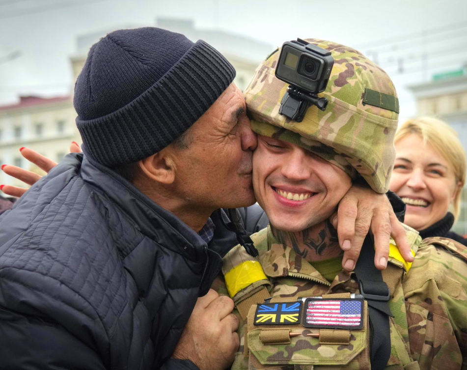 Kako izgleda život u Hersonu starac ljubi ukrajinskog vojnika