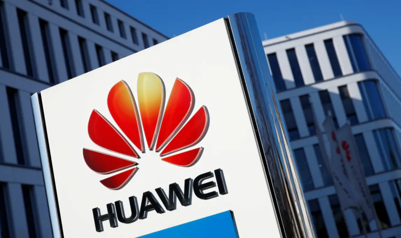 SAD zabranile kineske proizvode sjedište Huaweija zgrada bijela fasaa sa mnogo uskih visokih prozora ispred znak huaweija crveni kao vatra piše ime firme plavo nebo dan