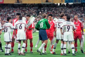 Majka svih utakmica igra se između SAD i Irana na terenu igrači SAD i Irana koji su igrali 1998. godine bijeli i crveni dresovi rukuju se iza pune tribine dan