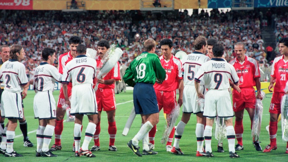 Majka svih utakmica igra se između SAD i Irana na terenu igrači SAD i Irana koji su igrali 1998. godine bijeli i crveni dresovi rukuju se iza pune tribine dan