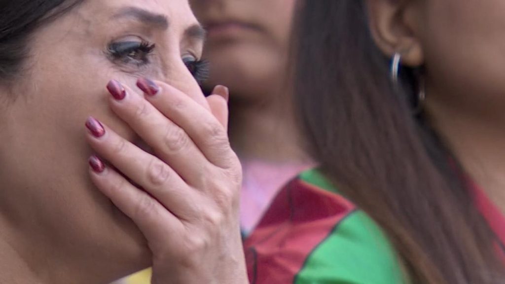 pjevali himnu igrači Irana navijačica na tribinama plače crna kosa usta prekrila rukom dugi nokti bordo lak pored navijačica 