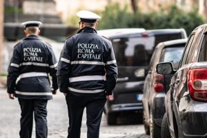 serijskim ubicom dvojica policajaca hodaju ulicom italija