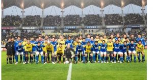 Legende igrale japanski nogometaši na stadionu