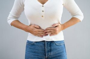 oštećenje jetre žena u bijelom drži se za stomak
