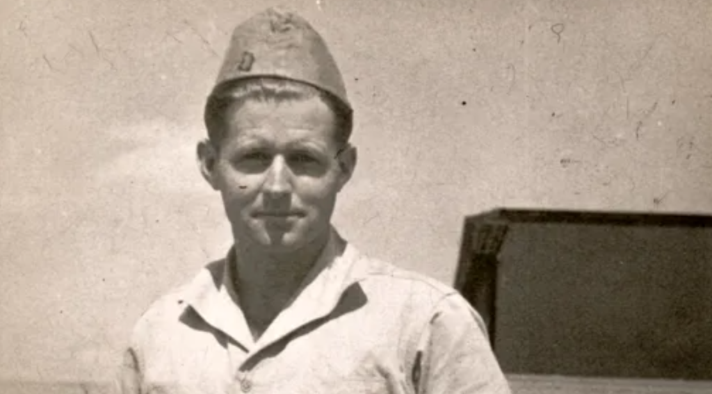 Jezive priče o slavnoj dinastiji Kennedy Joseph Jr. u vojnoj uniformi vidi se košulja i kapa na glavi iza neki crni predmet dnevna svjetlost