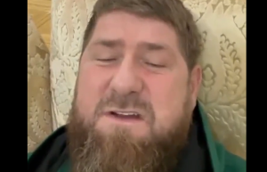 Kadirov pozvao muslimane da krenu u rat protiv ukrajine leži na jastukui bež zlatne boje sa šarama duga brada svijetlo smeđa tamna dukserica iza se vidi komad parketa
